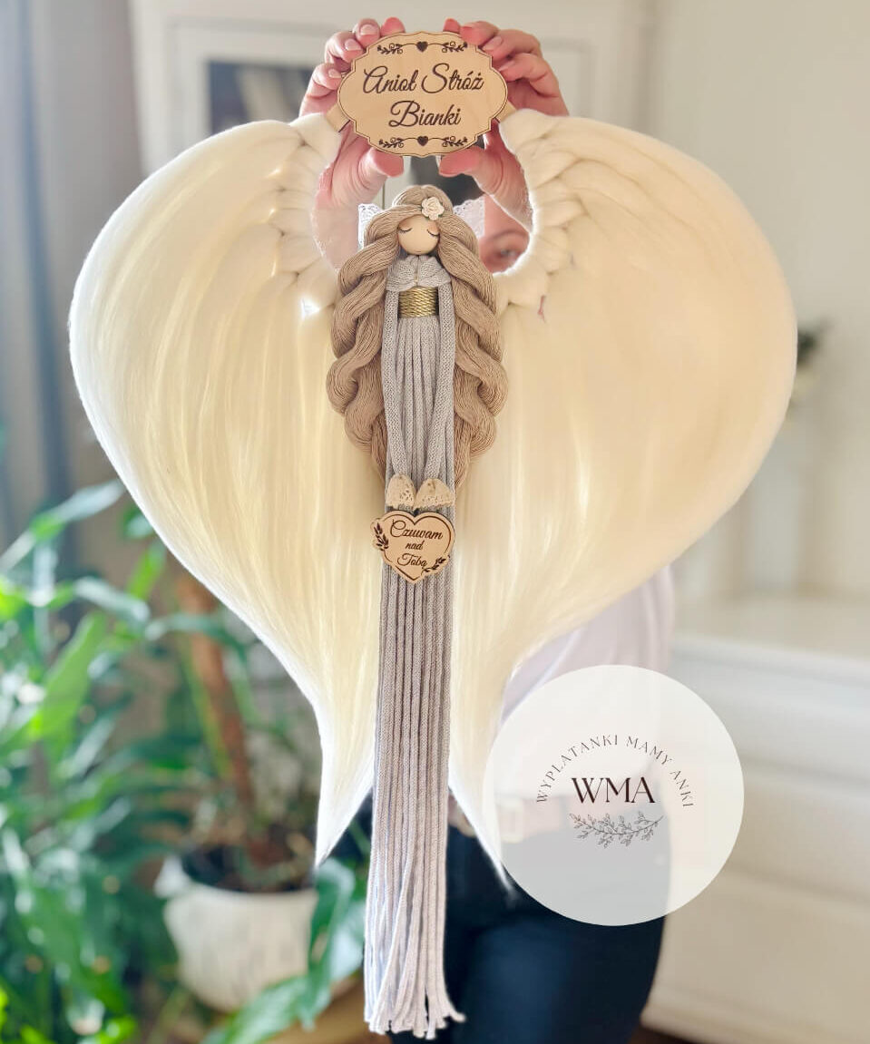 Anioł Stróż sznurkowy handmade z personalizowaną tabliczką z imieniem, ecru beżowa sukienka i białe skrzydła z wełny – wyjątkowy prezent dla dziecka, WMA Wyplatanki Mamy Ani