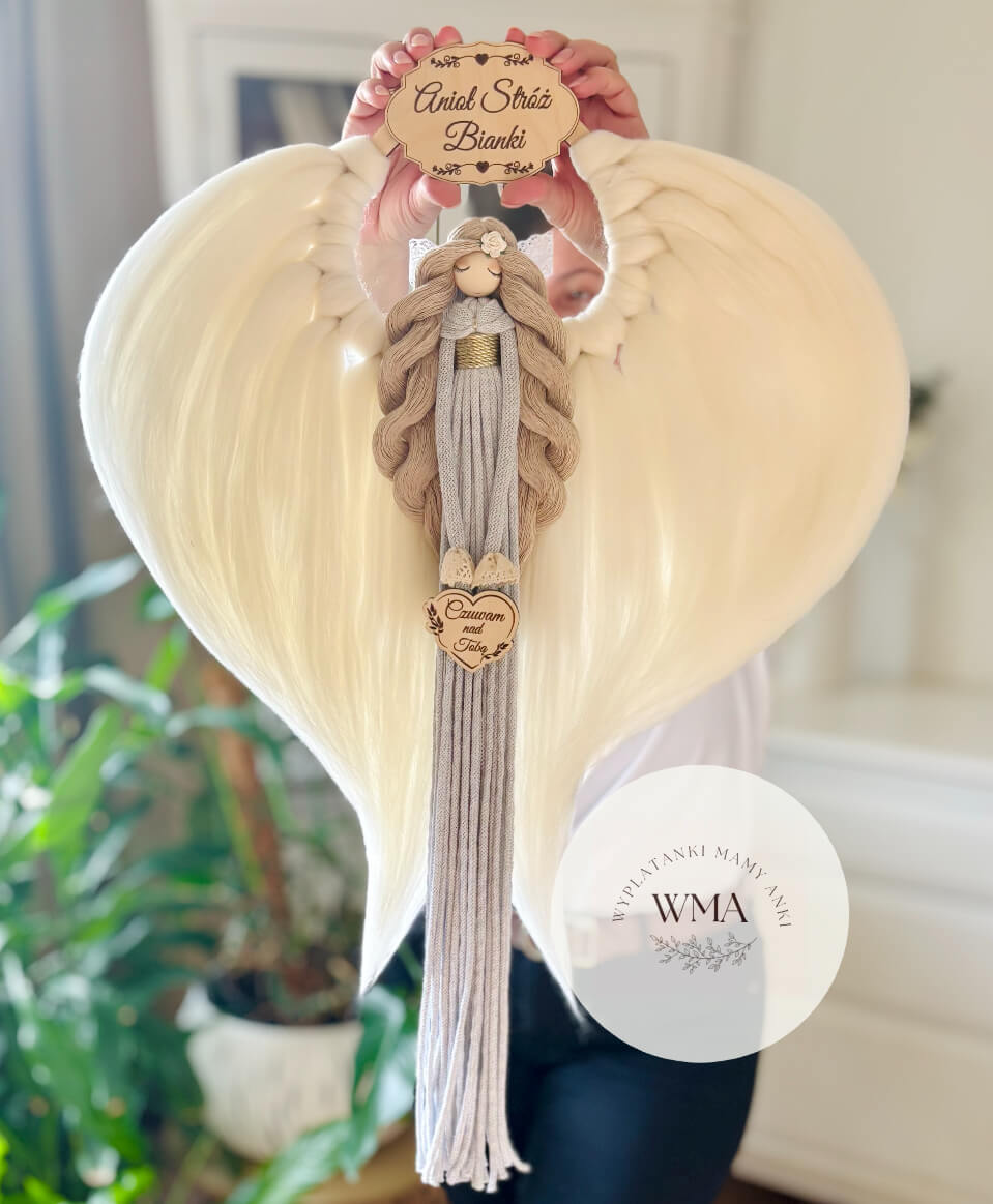 Anioł Stróż sznurkowy handmade z personalizowaną tabliczką z imieniem, ecru beżowa sukienka i białe skrzydła z wełny – wyjątkowy prezent dla dziecka, WMA Wyplatanki Mamy Ani