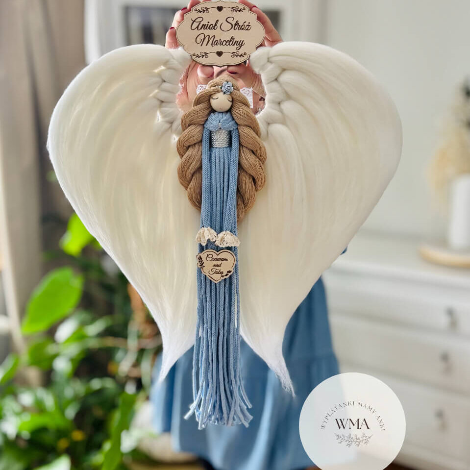 Anioł Stróż sznurkowy handmade z personalizowaną tabliczką z imieniem, niebieska sukienka i białe skrzydła z wełny – wyjątkowy prezent dla dziecka, WMA Wyplatanki Mamy Ani