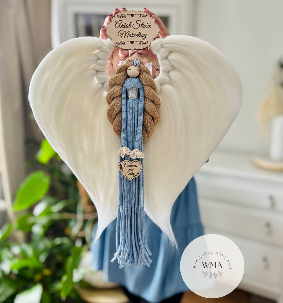 Anioł Stróż sznurkowy handmade z personalizowaną tabliczką z imieniem, niebieska sukienka i białe skrzydła z wełny – wyjątkowy prezent dla dziecka, WMA Wyplatanki Mamy Ani