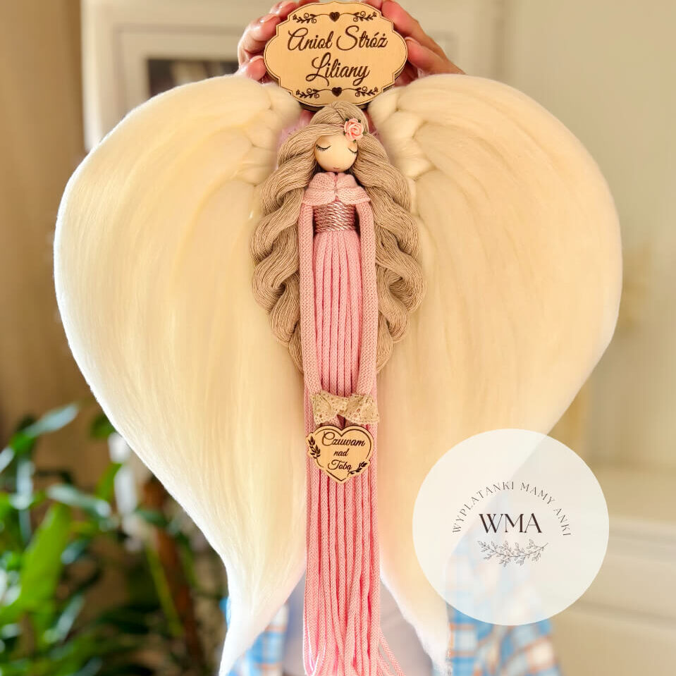 Anioł Stróż sznurkowy handmade z personalizowaną tabliczką z imieniem, różowa sukienka i białe skrzydła z wełny – wyjątkowy prezent dla dziecka, WMA Wyplatanki Mamy Ani.