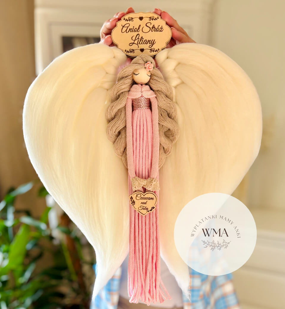 Anioł Stróż sznurkowy handmade z personalizowaną tabliczką z imieniem, różowa sukienka i białe skrzydła z wełny – wyjątkowy prezent dla dziecka, WMA Wyplatanki Mamy Ani.