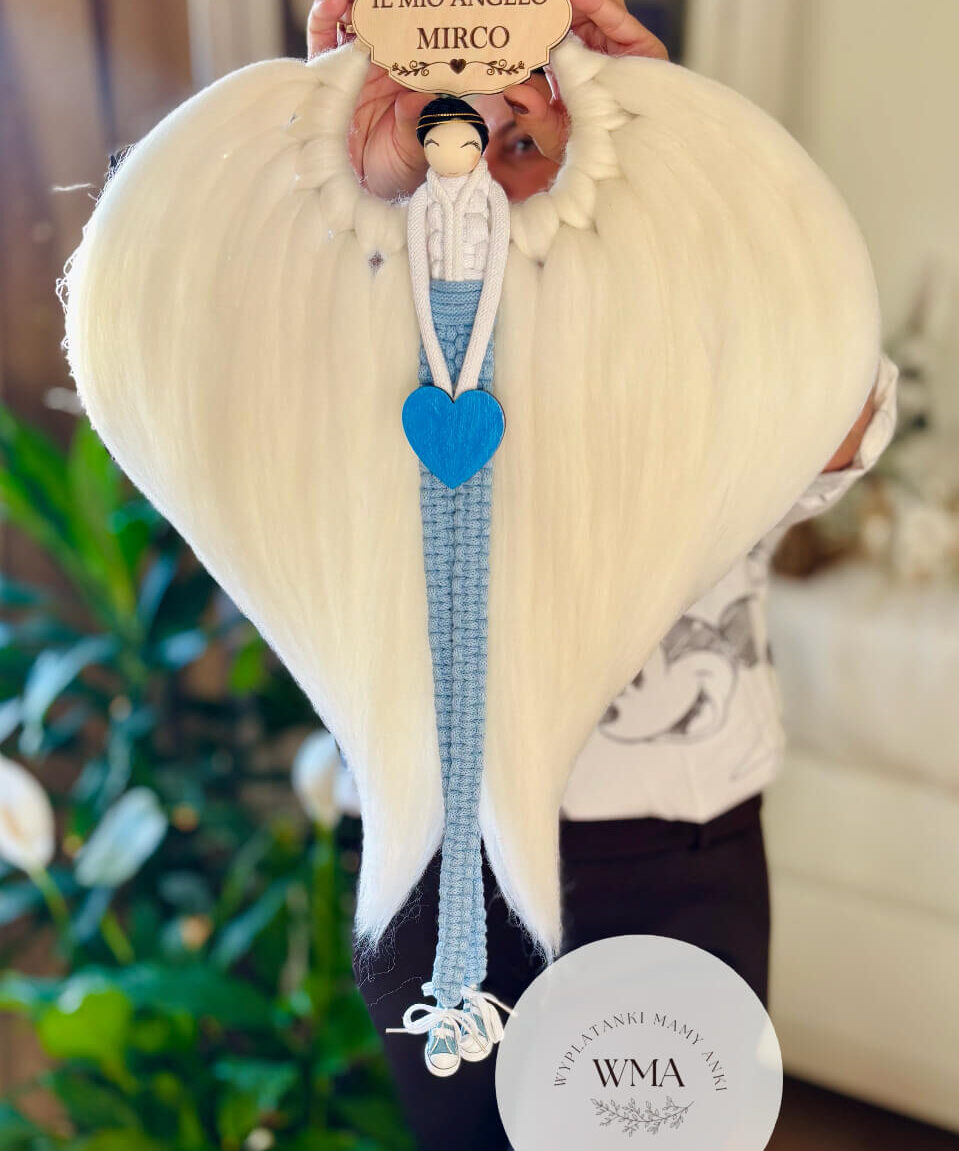 Duża personalizowana dekoracja ścienna Anioł Stróż chłopca z makramy - figurka aniołka z czarnymi włosami w błękitnym stroju z niebieskim sercem i miniaturowymi trampkami, ogromne białe skrzydła w kształcie serca, drewniana tabliczka z imieniem po włosku, wyjątkowy prezent na chrzest lub komunię dla chłopca, handmade
