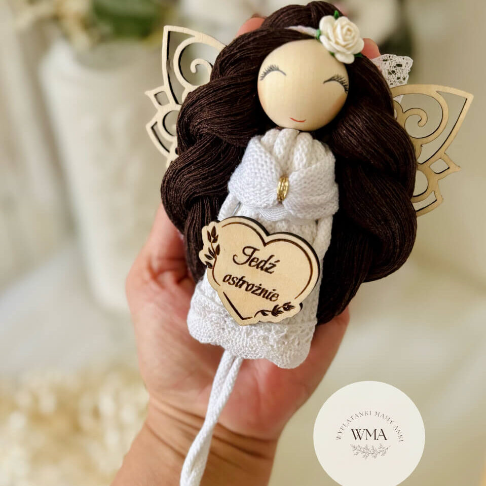 Aniołek stróż do auta z napisem Jedz ostrożnie, brunetka w białej sukience, personalizowany prezent dla kierowcy handmade