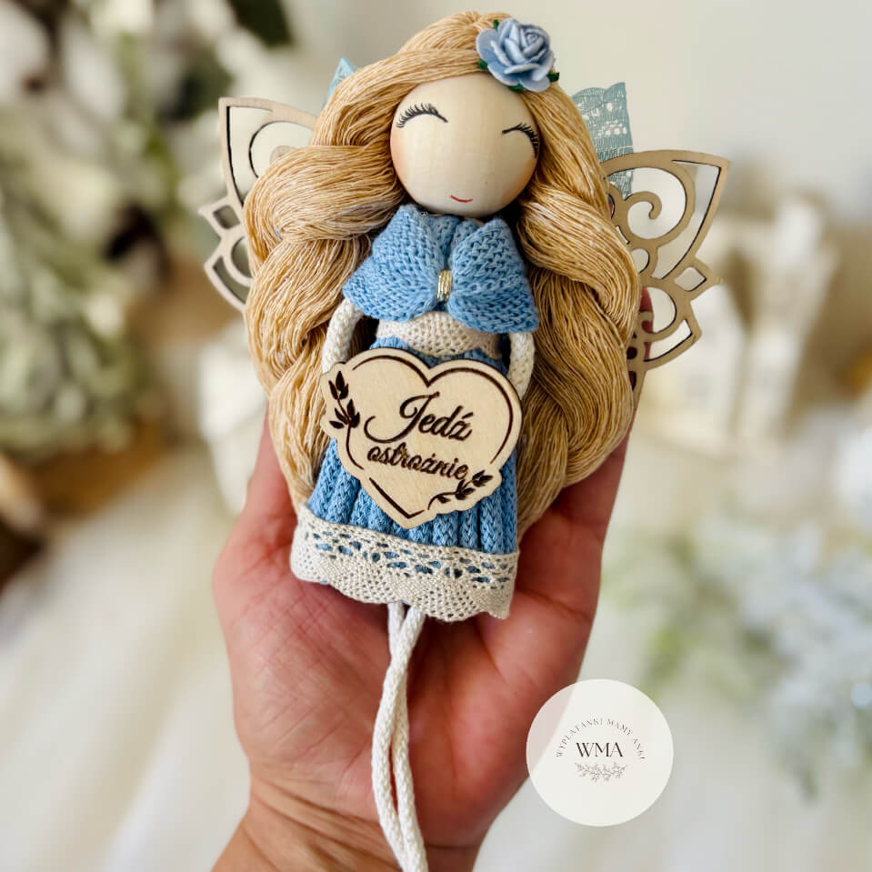 Ręcznie robiony anioł stróż do samochodu w niebieskiej sukience. Personalizowana zawieszka z grawerem 'Jedź ostrożnie', idealny prezent dla kierowcy.