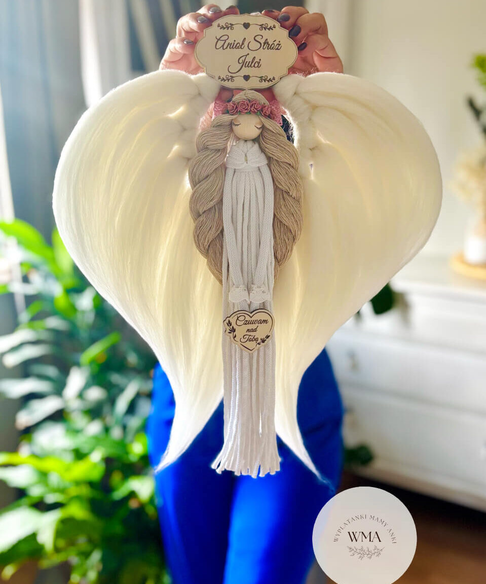 Duża personalizowana dekoracja ścienna Anioł Stróż z makramy - figurka aniołka z warkoczem w białej sukni z frędzli z różowym wiankiem i drewnianym sercem z napisem Czuwam nad Tobą, ogromne białe skrzydła w kształcie serca z plecionej wełny, drewniana tabliczka z imieniem, wyjątkowy prezent dla dziewczynki na urodziny komunię lub chrzest, handmade