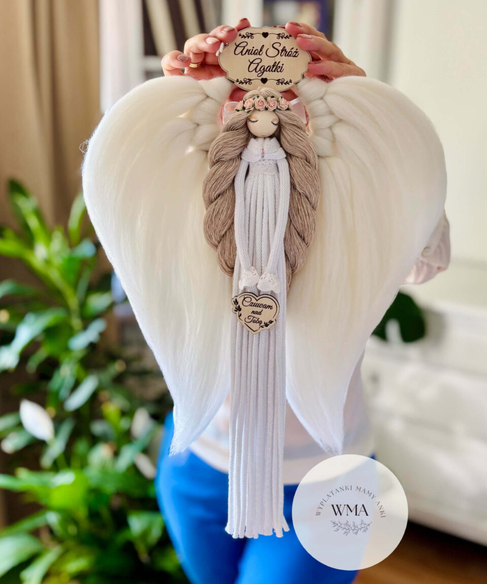 Duża personalizowana dekoracja ścienna Anioł Stróż z makramy - figurka aniołka z długimi beżowymi włosami w różowym wianku z róż w białej sukni z frędzli z drewnianym sercem z napisem Czuwam nad Tobą, ogromne białe skrzydła w kształcie serca z plecionej wełny, drewniana tabliczka z imieniem, wyjątkowy prezent dla dziewczynki na urodziny komunię lub chrzest, handmade