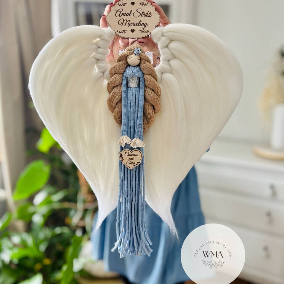 Duża personalizowana dekoracja ścienna Anioł Stróż z makramy - figurka aniołka z długimi beżowymi włosami z niebieską różyczką w błękitnej sukni z frędzli z drewnianym sercem z napisem Czuwam nad Tobą, ogromne białe skrzydła w kształcie serca, drewniana tabliczka z imieniem, wyjątkowy prezent dla dziewczynki, handmade