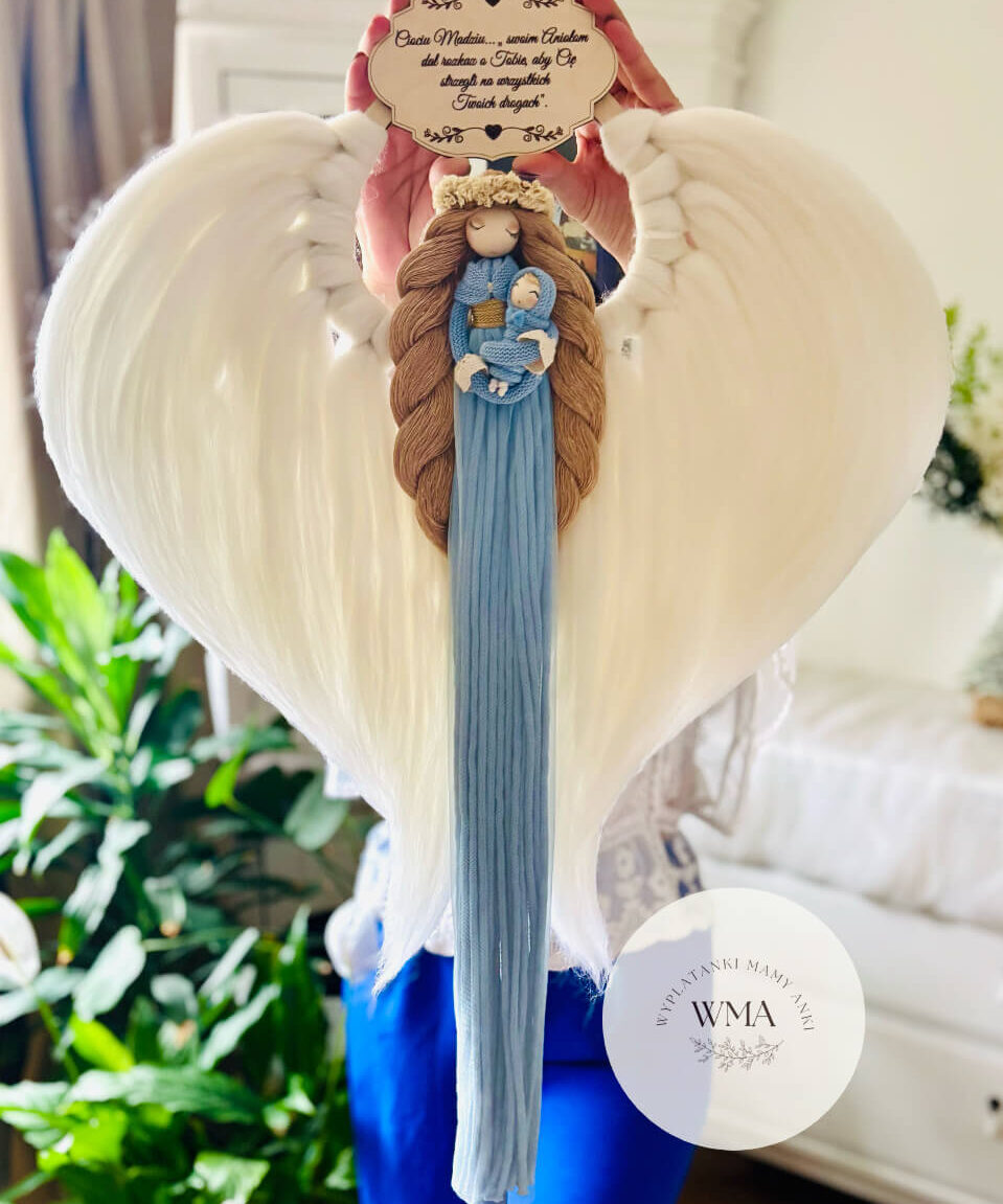 Duża personalizowana dekoracja ścienna Anioł z makramy trzymający niemowlę - figurka aniołka z długimi brązowymi włosami w błękitnej sukni z frędzli trzymająca miniaturkę dziecka, ogromne białe skrzydła w kształcie serca, drewniana tabliczka z dedykacją, wyjątkowy prezent dla mamy na narodziny dziecka, handmade