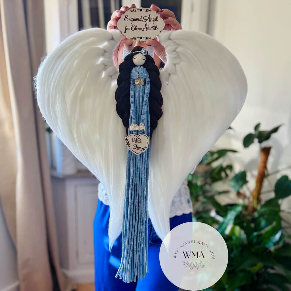 Duża personalizowana dekoracja ścienna Guardian Angel z makramy - figurka aniołka z długimi czarnymi włosami z niebieską różyczką i złotym paskiem w błękitnej sukni z frędzli z drewnianym sercem z napisem With Love, ogromne białe skrzydła w kształcie serca, drewniana tabliczka z imieniem po angielsku, wyjątkowy prezent, handmade