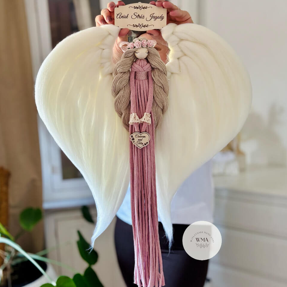 Duża personalizowana dekoracja ścienna Anioł Stróż z makramy - figurka aniołka z długimi beżowymi włosami w różowym wianku z róż w różowej sukni z frędzli z drewnianym sercem z napisem Czuwam nad Tobą, ogromne białe skrzydła w kształcie serca, drewniana tabliczka z imieniem, wyjątkowy prezent dla dziewczynki, handmade