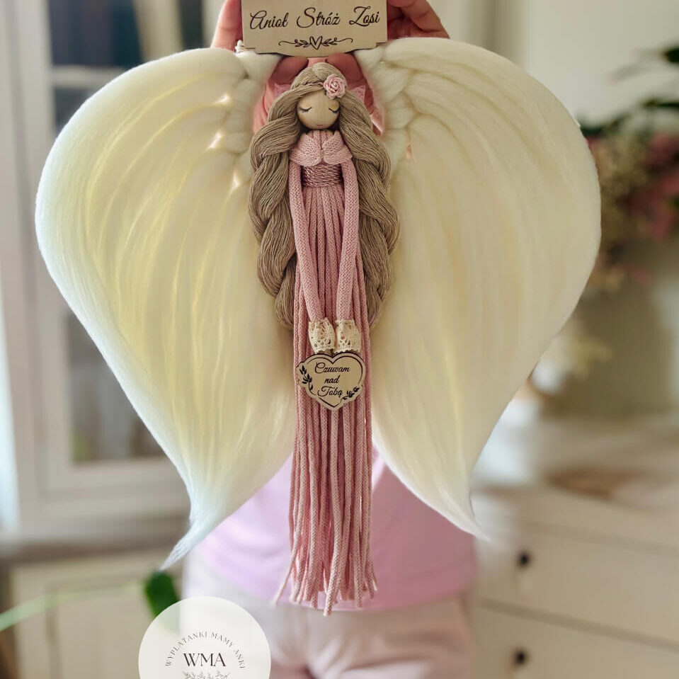 Duża personalizowana dekoracja ścienna Anioł Stróż z makramy - figurka aniołka z długimi beżowymi włosami z różową różyczką w różowej sukni z frędzli z drewnianym sercem z napisem Czuwam nad Tobą, ogromne białe skrzydła w kształcie serca, drewniana tabliczka z imieniem, wyjątkowy prezent dla dziewczynki, handmade