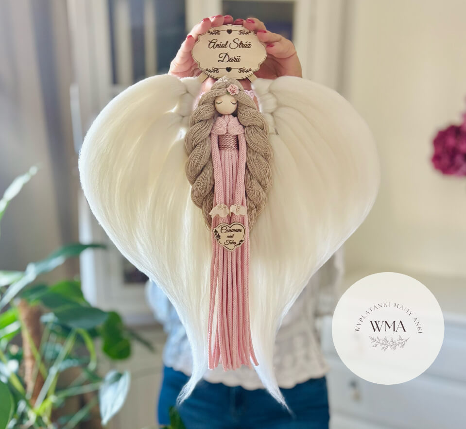Duża personalizowana dekoracja ścienna Anioł Stróż z makramy - figurka aniołka z długimi beżowymi włosami z różyczką w różowej sukni z frędzli z drewnianym sercem z napisem Czuwam nad Tobą, ogromne białe skrzydła w kształcie serca z plecionej wełny, drewniana tabliczka z imieniem, wyjątkowy prezent dla dziewczynki na urodziny komunię lub chrzest, handmade