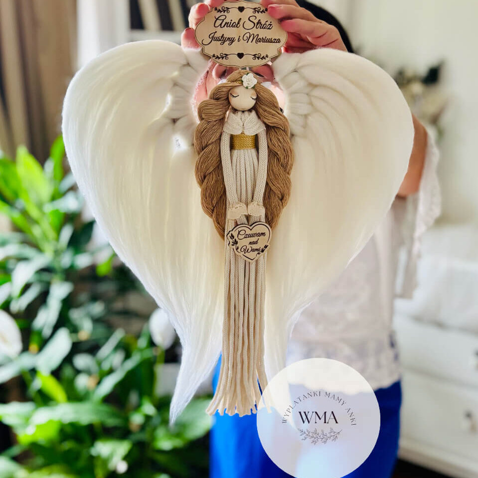 Duża personalizowana dekoracja ścienna Anioł Stróż pary z makramy - figurka aniołka z długimi brązowymi włosami z białą różyczką w kremowej sukni ze złotym paskiem i drewnianym sercem z napisem Czuwam nad Wami, ogromne białe skrzydła w kształcie serca z plecionej wełny, drewniana tabliczka z imionami pary, wyjątkowy prezent ślubny lub na rocznicę, handmade