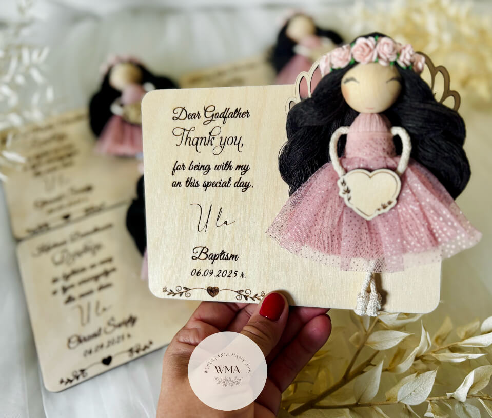 Ręcznie robiony aniołek z makramy z czarnymi włosami w różowej tiulowej sukience i wiankiem z różowych kwiatów, na drewnianej tabliczce z personalizowanym podziękowaniem po angielsku dla ojca chrzestnego z okazji chrztu świętego, wyjątkowy prezent na chrzest