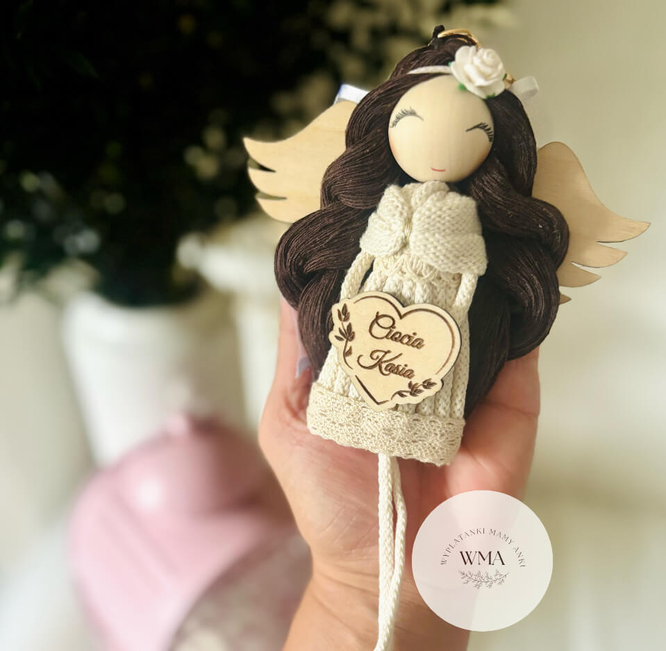 Ręcznie robiony brelok aniołek stróż brunetka w kremowej sukience, trzymający serce z personalizowanym grawerem, unikalny upominek handmade