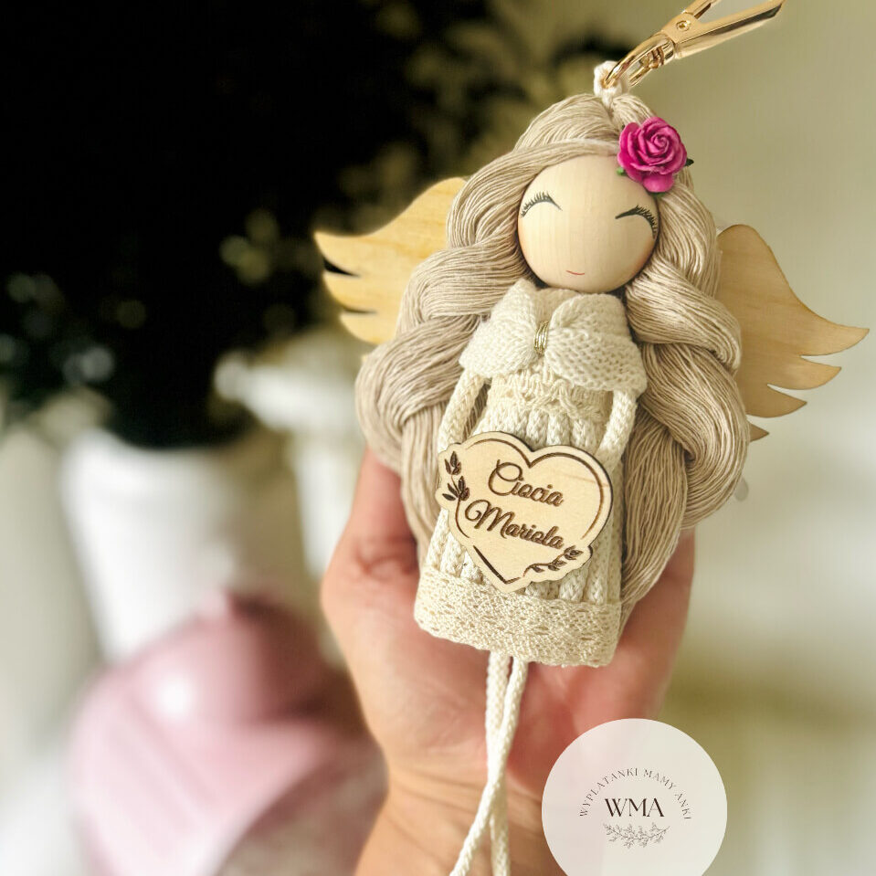 Personalizowany brelok aniołek handmade z jasnymi włosami i różą, drewniane serce z grawerem dla bliskiej osoby, upominek rękodzieło