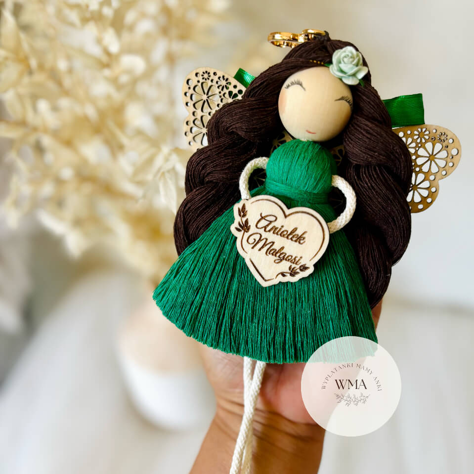 Ręcznie robiony brelok aniołek stróż z personalizacją, ciemne włosy i zielona sukienka, unikalny prezent handmade