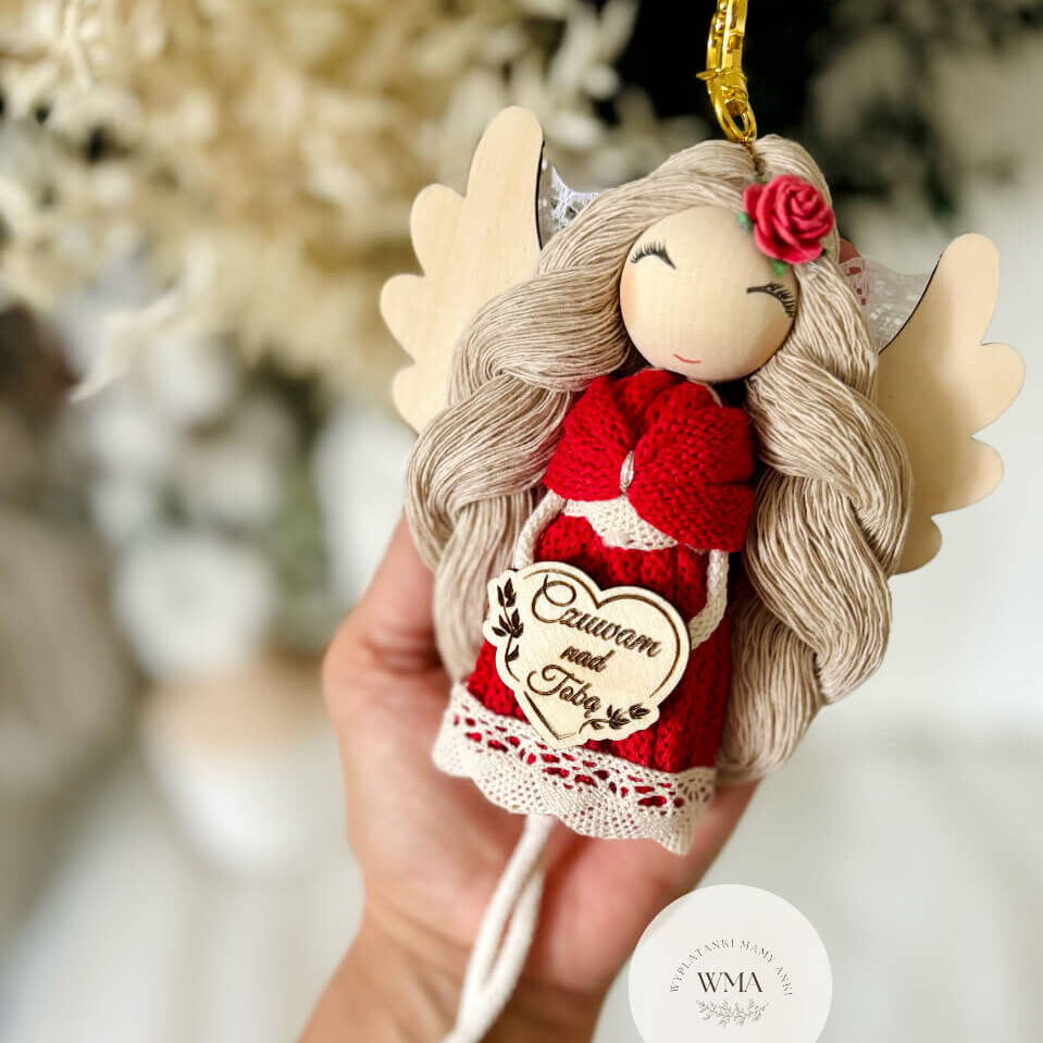 Personalizowany brelok aniołek stróż w czerwonej sukience z napisem Czuwam nad Tobą, ręcznie robiona zawieszka z grawerem na prezent handmade