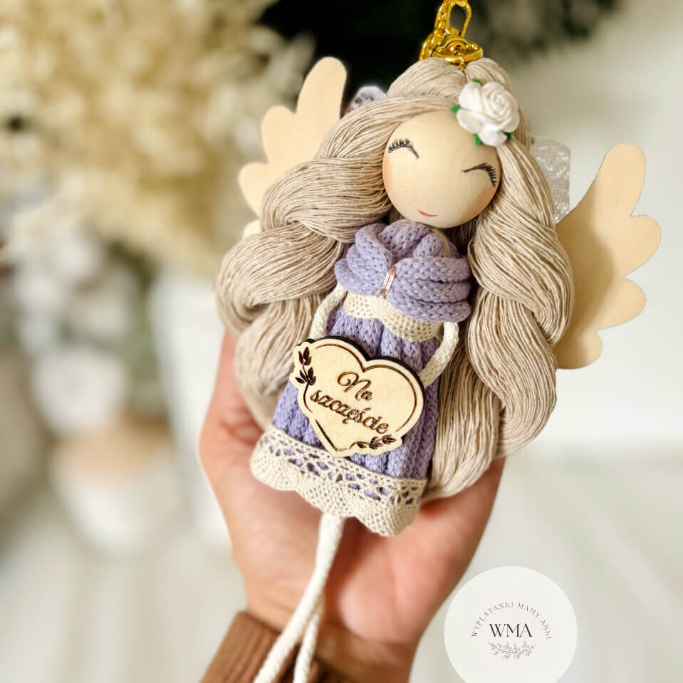 Brelok aniołek stróż na szczęście w fioletowej sukience, personalizowana zawieszka handmade z drewnianym sercem i grawerem, pamiątka rękodzieło