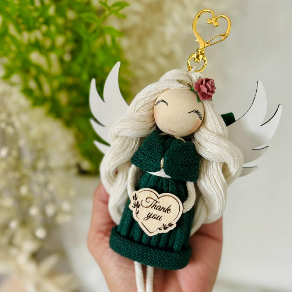 Personalizowany brelok aniołek stróż w ciemnozielonej sukience z napisem Thank you, ręcznie robiona zawieszka z grawerem jako podziękowanie, upominek handmade