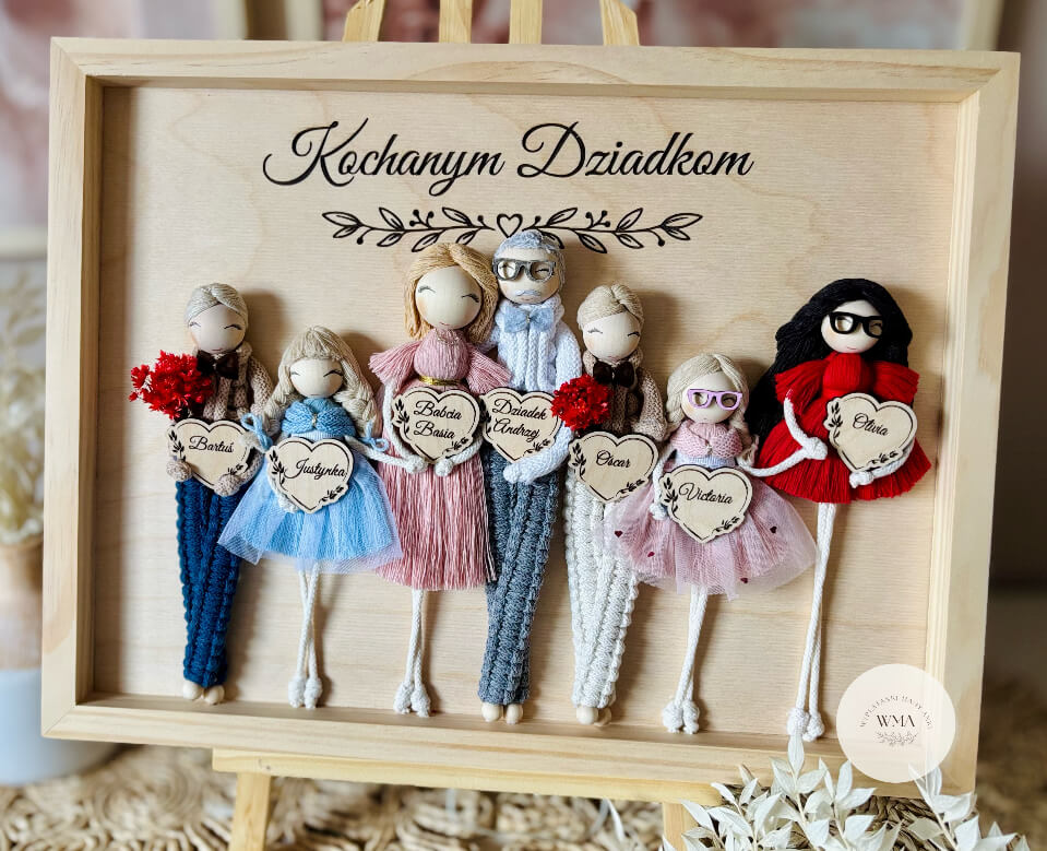 Personalizowana drewniana ramka z napisem Kochanym Dziadkom z siedmioma figurkami całej rodziny z makramy - babcia i dziadek w środku otoczeni wnukami z drewnianymi sercami z imionami, figurki w kolorowych strojach z tiulem i czerwonymi kwiatami, wyjątkowy prezent dla dziadków na urodziny lub rocznicę, handmade