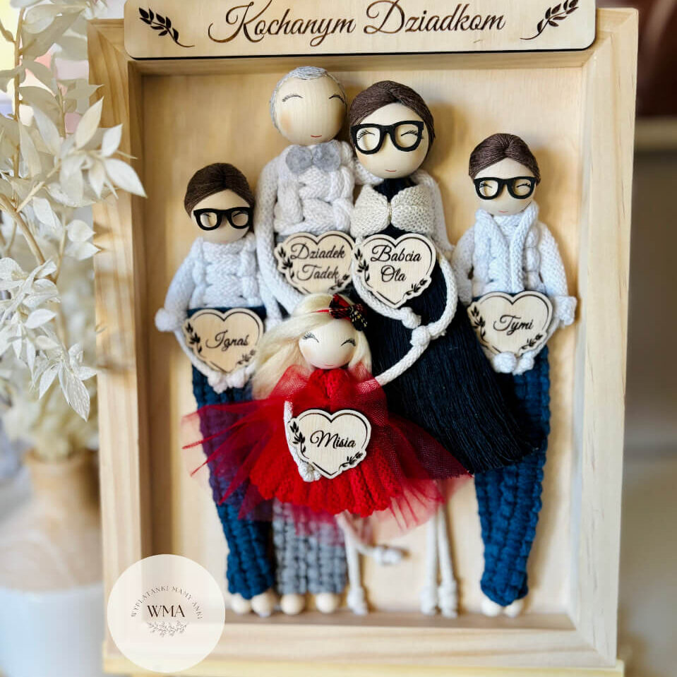 Personalizowana ramka w sosnowej ramie z napisem Kochanym Dziadkom z pięcioma figurkami rodziny z makramy - babcia i dziadek w okularach w szaro-granatowych strojach otoczeni trojgiem wnuków z drewnianymi sercami z imionami, wnuczka w czerwonej tiulowej sukience z blond włosami, wszyscy w okularach, wyjątkowy prezent dla dziadków, handmade