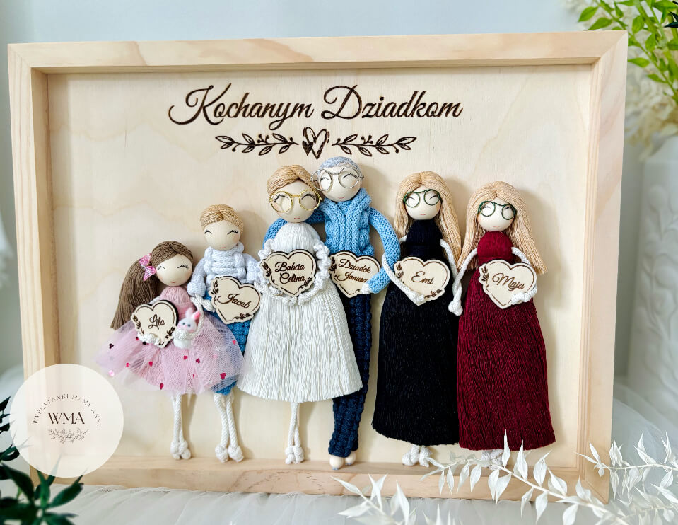 Personalizowana drewniana ramka z napisem Kochanym Dziadkom z pięcioma figurkami rodziny z makramy - babcia i dziadek w okularach w środku otoczeni wnukami z drewnianymi sercami z imionami, figurki w kolorowych strojach w odcieniach błękitu granatowego i bordowego, wyjątkowy prezent dla dziadków, handmade