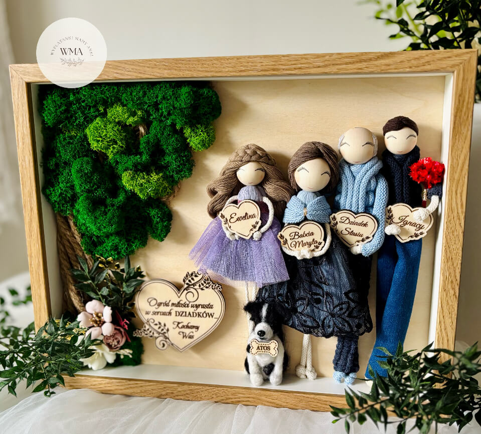 Personalizowana ramka w naturalnej drewnianej ramie z napisem Ogród miłości wyrasta w sercach dziadków z czterema figurkami rodziny z makramy i filcowym psem - babcia i dziadek w błękitnych strojach z wnukami z drewnianymi sercami z imionami, dekoracyjne drzewo z zielonego mchu, wyjątkowy prezent dla dziadków, handmade