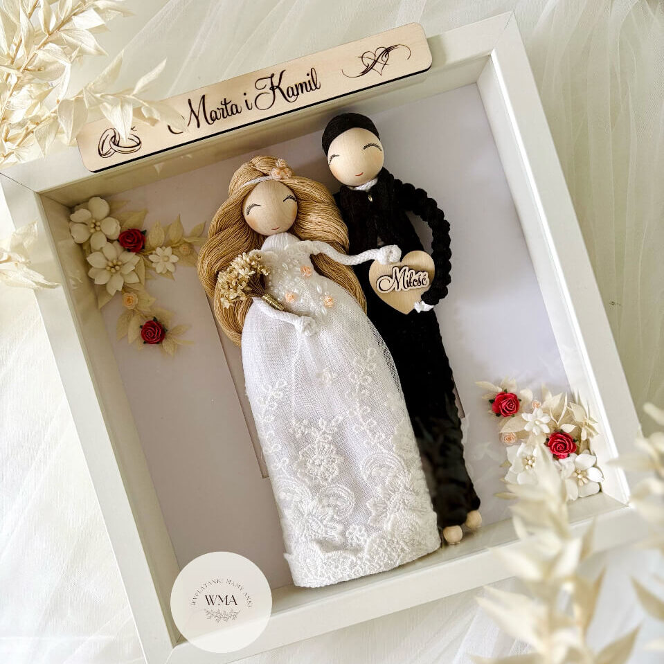 Personalizowana ramka ślubna z figurkami pary młodej - panna młoda w sukni z koronki, pan młody w czarnym stroju z makramy, drewniana tabliczka z imionami i serce z napisem Miłość, dekoracja kwiatowa, handmade