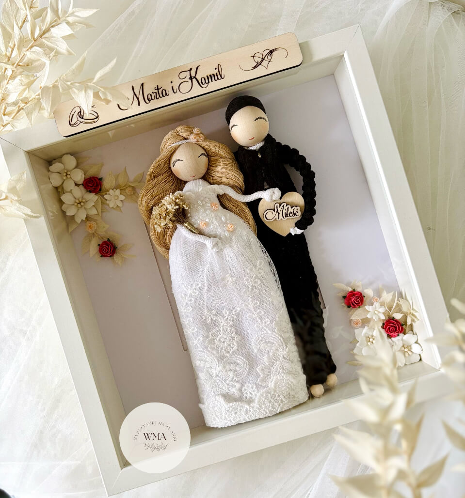 Personalizowana ramka ślubna z figurkami pary młodej - panna młoda w sukni z koronki, pan młody w czarnym stroju z makramy, drewniana tabliczka z imionami i serce z napisem Miłość, dekoracja kwiatowa, handmade