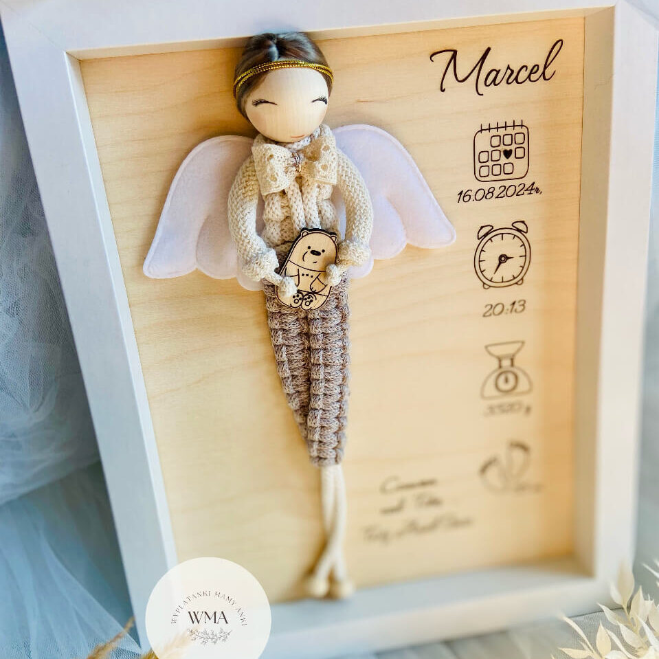 Personalizowana biała ramka na narodziny chłopca z figurką aniołka z makramy w beżowo-szarym stroju z białymi skrzydłami trzymającego drewnianego misia, metryczka z imieniem datą urodzenia godziną i wagą dziecka, napis Czuwam nad Tobą Twój Anioł Stróż, wyjątkowy prezent na narodziny synka lub chrzest, handmade
