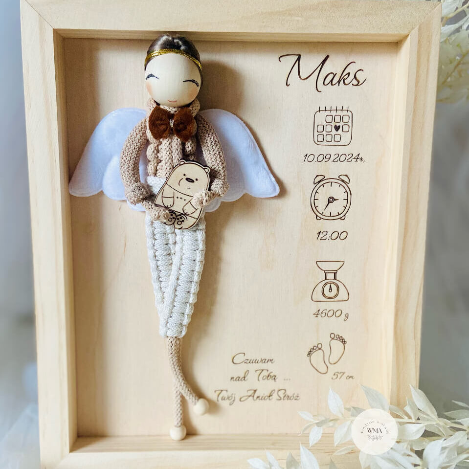 Personalizowana ramka w naturalnej drewnianej ramie na narodziny chłopca z figurką aniołka z makramy w beżowym stroju z bordową muszką i białymi skrzydłami trzymającego drewnianego misia, metryczka z imieniem datą urodzenia godziną wagą i długością dziecka, napis Czuwam nad Tobą Twój Anioł Stróż, wyjątkowy prezent na narodziny synka lub chrzest, handmade