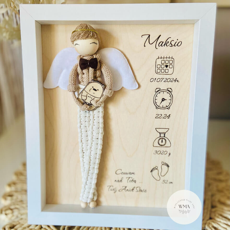 Personalizowana biała ramka na narodziny chłopca z figurką aniołka z makramy w beżowym stroju z muszką i białymi skrzydłami trzymającego drewnianego misia, metryczka z imieniem datą urodzenia godziną wagą i długością dziecka, napis Czuwam nad Tobą Twój Anioł Stróż, wyjątkowy prezent na narodziny synka lub chrzest, handmade