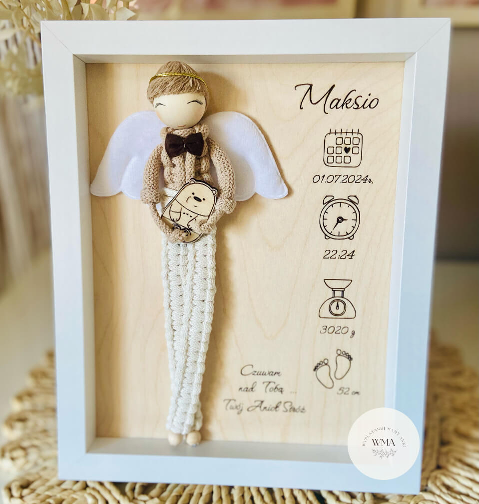 Personalizowana biała ramka na narodziny chłopca z figurką aniołka z makramy w beżowym stroju z muszką i białymi skrzydłami trzymającego drewnianego misia, metryczka z imieniem datą urodzenia godziną wagą i długością dziecka, napis Czuwam nad Tobą Twój Anioł Stróż, wyjątkowy prezent na narodziny synka lub chrzest, handmade
