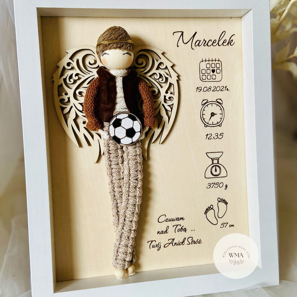 Personalizowana biała ramka na narodziny chłopca z figurką aniołka z makramy w brązowym stroju trzymającego piłkę nożną, ażurowe drewniane skrzydła anioła, metryczka z imieniem datą urodzenia godziną wagą i długością dziecka, napis Czuwam nad Tobą Twój Anioł Stróż, wyjątkowy prezent na narodziny synka lub chrzest dla fana piłki nożnej, handmade