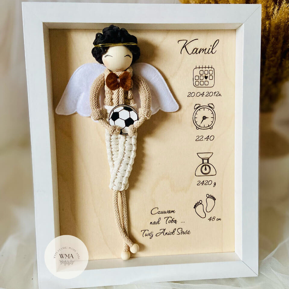 Personalizowana biała ramka na narodziny chłopca z figurką aniołka z makramy z czarnymi włosami w beżowym stroju z bordową muszką i białymi skrzydłami trzymającego piłkę nożną, metryczka z imieniem datą urodzenia godziną wagą i długością dziecka, napis Czuwam nad Tobą Twój Anioł Stróż, wyjątkowy prezent na narodziny synka dla fana piłki nożnej, handmade