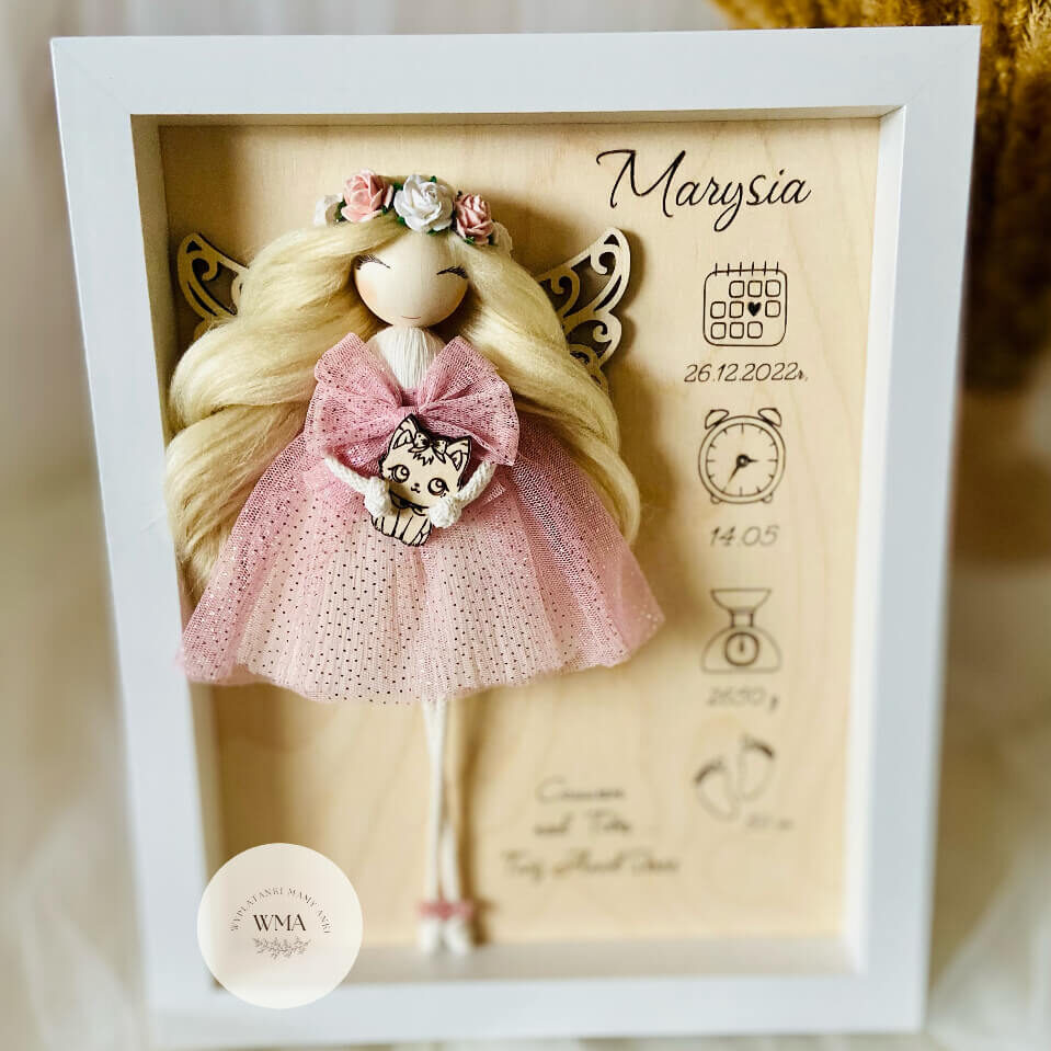 Personalizowana biała ramka na narodziny dziecka z figurką dziewczynki z makramy z długimi blond włosami w różowym wianku i różowej tiulowej sukience z kokardą i kotkiem, drewniane skrzydła motyla, metryczka z imieniem datą urodzenia godziną wagą i długością dziecka, wyjątkowy prezent na narodziny córeczki, handmade