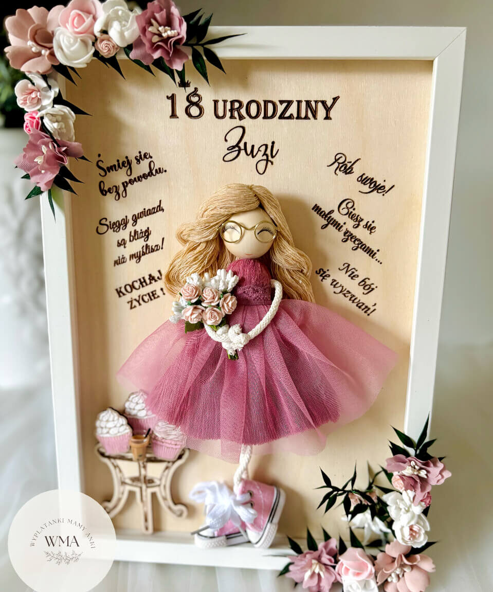 Personalizowana drewniana ramka na osiemnastkę z ręcznie robioną laleczką w różowej tiulowej sukience i okularami trzymającą bukiet kwiatów, drewniane inskrypcje z życzeniami, różowo-biała dekoracja kwiatowa, wyjątkowy prezent dla dziewczyny