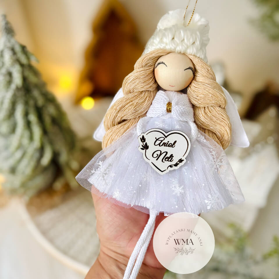Biały aniołek z makramy z długimi złotymi włosami i personalizowanym sercem z imieniem - wyjątkowy handmade prezent na komunię WMA
