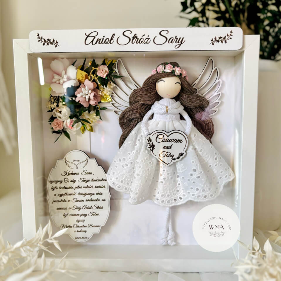 Anioł Stróż Sary – personalizowana figurka aniołka w ramce z kwiatami i dedykacją, pamiątka komunijna WMA