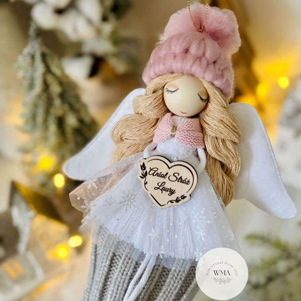 Różowy Anioł Stróż z makramy z długimi blond włosami i personalizowanym drewnianym sercem - handmade prezent na komunię lub urodziny WMA