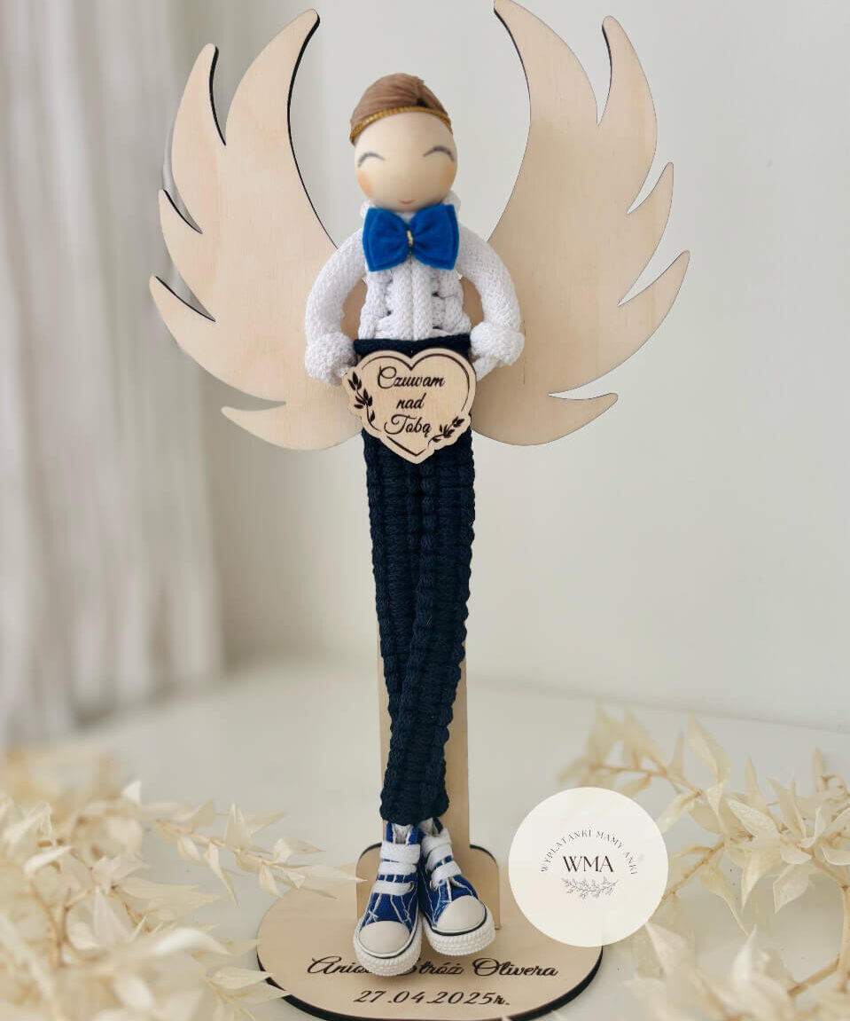 Aniołek chłopiec na drewnianym stojaku w granatowych spodniach i trampkach z sercem Czuwam nad Tobą – pamiątka komunii handmade WMA