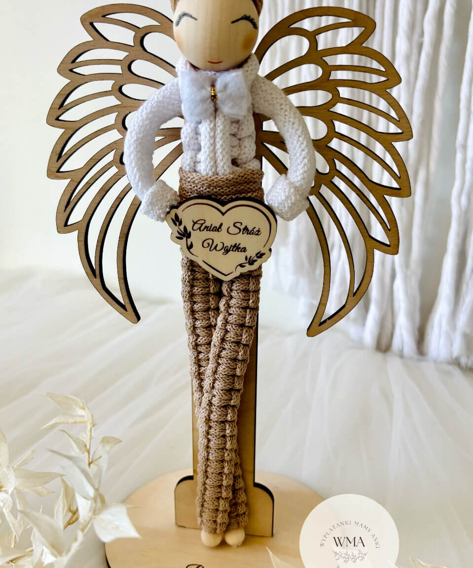 Aniołek chłopiec z makramy na stojaku z personalizowanym sercem Anioł Stróż i podstawką pamiątka Pierwszej Komunii – handmade prezent WMA