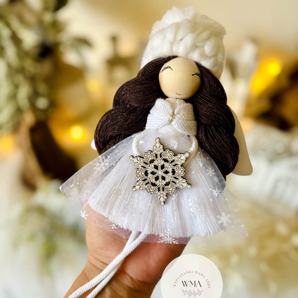 Biały aniołek z makramy z ciemnymi włosami i drewnianym płatkiem śniegu w tiulowej sukience - handmade ozdoba choinkowa WMA