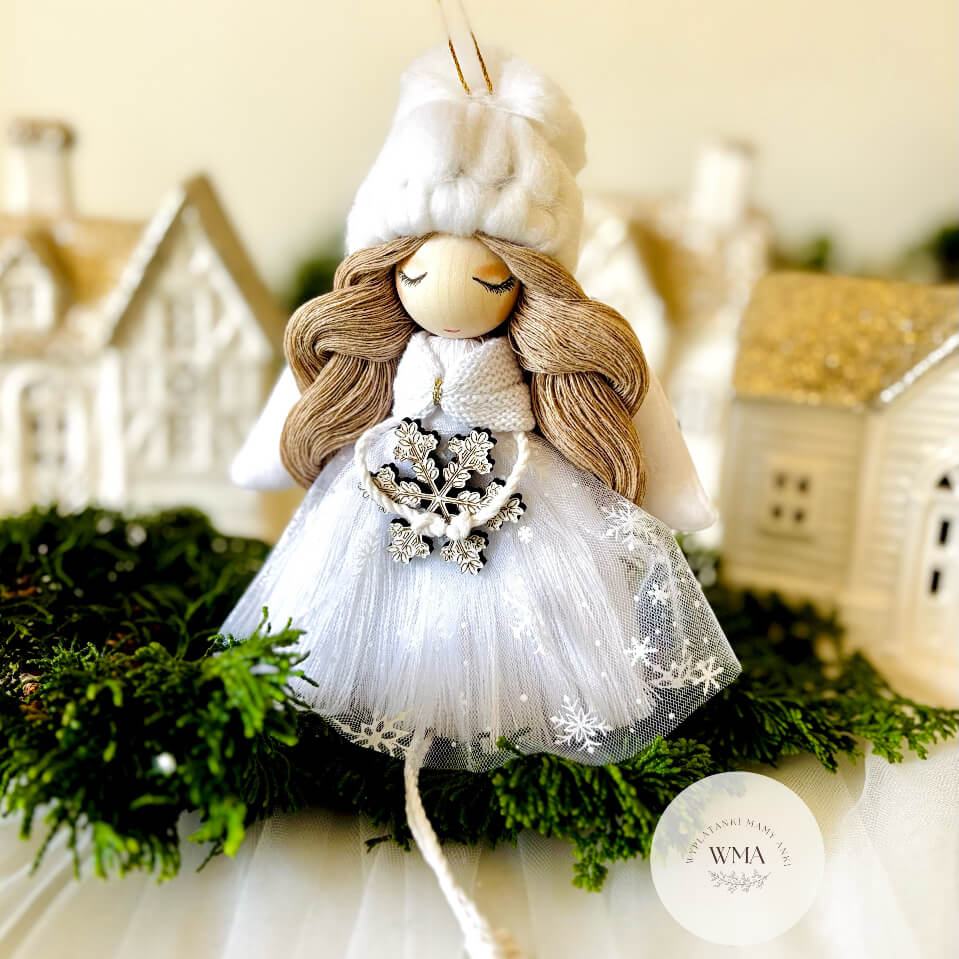 Biały aniołek z makramy w tiulowej sukience z wzorem płatków śniegu trzymający srebrny płatek - ozdoba choinkowa handmade WMA