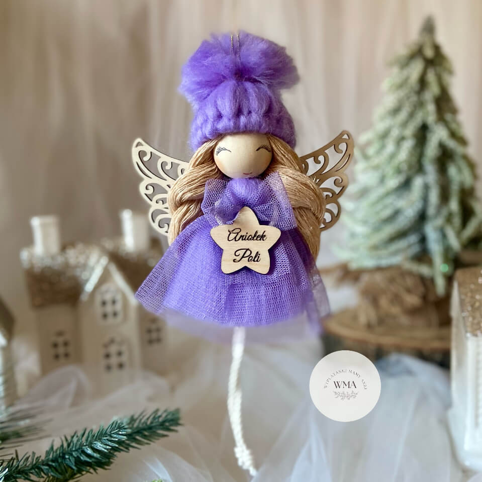 Fioletowy aniołek z makramy z ażurowymi złotymi skrzydłami i personalizowaną gwiazdką z imieniem - handmade prezent dla dziecka WMA