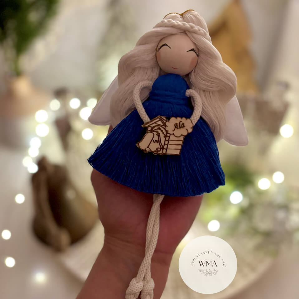 Granatowy aniołek z makramy z długimi białymi włosami, trzymający personalizowaną drewnianą zawieszką z pieskiem i imieniem – handmade ozdoba i prezent WMA