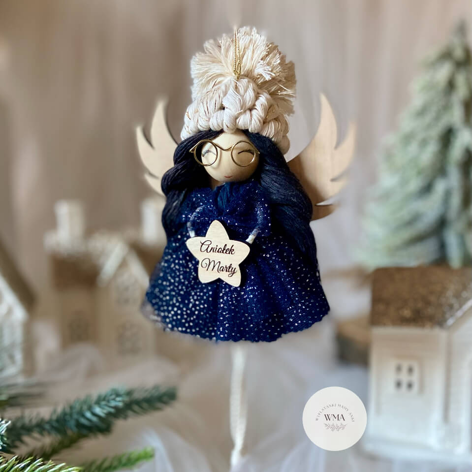 Granatowy aniołek z makramy w okularach z personalizowaną drewnianą gwiazdką z imieniem - niepowtarzalny handmade prezent WMA