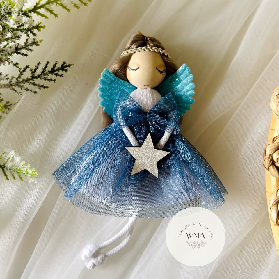 Niebieski aniołek z makramy z brokatowymi turkusowymi skrzydłami i drewnianą gwiazdką – elegancka handmade ozdoba świąteczna WMA